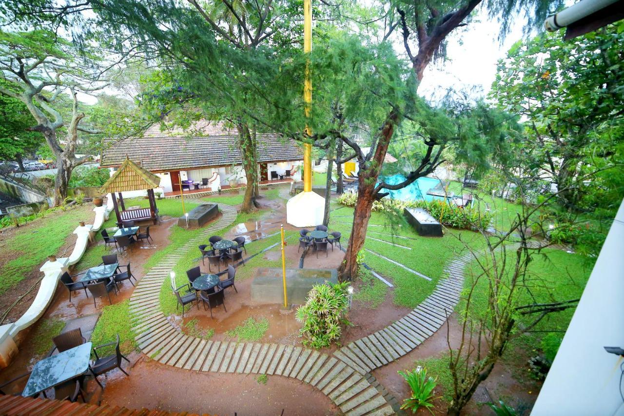 Old Lighthouse Bristow Hotel , Fort Kochi Exterior photo