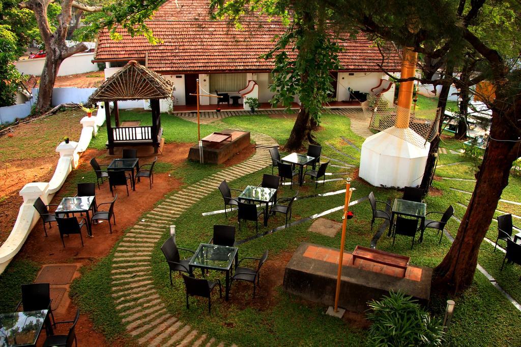 Old Lighthouse Bristow Hotel Kochi Exterior photo